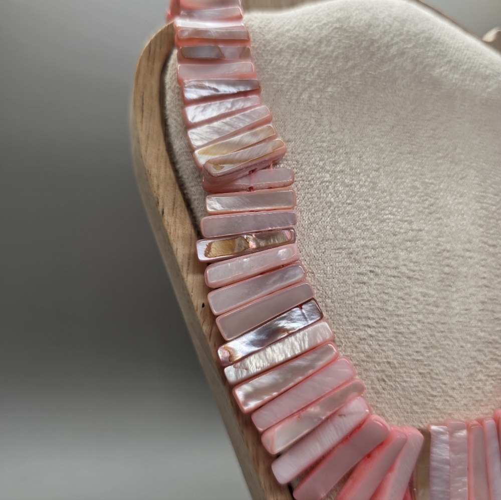 Vintage Mother Of Pearl Shell Neckalce - Picture 2 of 5